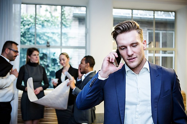 포토 JPG 서양인 여자 남자 40대 흑인 비즈니스 회의 실내 대화 서기 사람 정장 여러명 상반신 20대 성인 앞모습 옆모습 30대 비즈니스라이프 스마트폰 마주보기 설계도 업무 비즈니스맨 비즈니스우먼 창가 회의실 리더 통화 오피스룩 성인만 팀장 국내포토 외국인 라이프스타일 옷 뷰포인트 중년 다수 창문 모션 건설업 말하기 청년 내부 장년 핸드폰 스마트기기 작업 직장인 파일형식