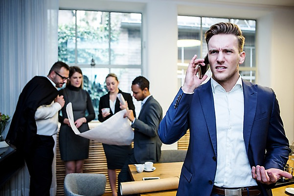 포토 JPG 서양인 응시 여자 남자 40대 흑인 비즈니스 회의 실내 대화 서기 사람 정장 손짓 여러명 상반신 20대 성인 앞모습 옆모습 30대 비즈니스라이프 스마트폰 설계도 업무 비즈니스맨 비즈니스우먼 찡그림 창가 회의실 리더 통화 오피스룩 불만 성인만 팀장 국내포토 외국인 라이프스타일 시선 옷 감정 뷰포인트 중년 다수 창문 모션 건설업 표정 말하기 청년 내부 장년 핸드폰 스마트기기 작업 직장인 파일형식