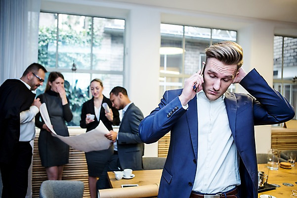 포토 JPG 서양인 응시 여자 남자 40대 흑인 비즈니스 창문 회의 실내 대화 서기 미소 사람 정장 여러명 상반신 20대 성인 앞모습 옆모습 30대 비즈니스라이프 스마트폰 손들기 설계도 업무 비즈니스맨 비즈니스우먼 찡그림 창가 회의실 리더 통화 오피스룩 곤란 성인만 팀장 국내포토 외국인 라이프스타일 시선 옷 뷰포인트 중년 다수 모션 건설업 표정 말하기 청년 내부 장년 핸드폰 스마트기기 작업 직장인 파일형식