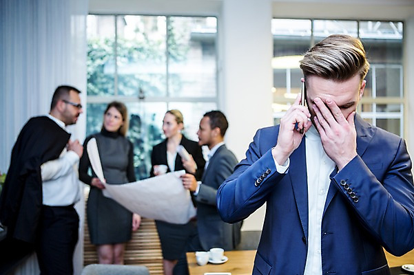 포토 JPG 서양인 여자 남자 40대 흑인 비즈니스 회의 실내 고개숙이기 대화 서기 사람 정장 여러명 상반신 20대 성인 앞모습 옆모습 30대 비즈니스라이프 스마트폰 마주보기 설계도 업무 비즈니스맨 비즈니스우먼 창가 회의실 고민 리더 통화 오피스룩 곤란 성인만 팀장 국내포토 외국인 라이프스타일 옷 감정 뷰포인트 중년 다수 창문 모션 건설업 숙이기 말하기 청년 내부 장년 핸드폰 스마트기기 작업 직장인 파일형식