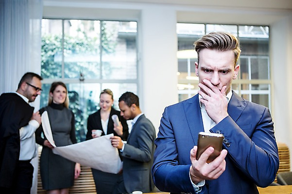 포토 JPG 서양인 응시 여자 남자 40대 흑인 비즈니스 회의 실내 서기 들기 사람 정장 여러명 상반신 20대 성인 앞모습 옆모습 30대 비즈니스라이프 스마트폰 놀람 설계도 업무 비즈니스맨 비즈니스우먼 창가 회의실 오피스룩 성인만 국내포토 외국인 라이프스타일 시선 옷 감정 뷰포인트 중년 다수 창문 모션 건설업 표정 청년 내부 장년 핸드폰 스마트기기 작업 직장인 파일형식