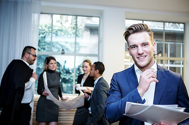 포토 JPG 서양인 응시 여자 남자 40대 흑인 비즈니스 회의 실내 대화 서기 미소 들기 사람 정장 여러명 상반신 20대 성인 앞모습 옆모습 30대 비즈니스라이프 펜 마주보기 설계도 업무 비즈니스맨 비즈니스우먼 창가 회의실 리더 문서 오피스룩 성인만 팀장 국내포토 외국인 라이프스타일 시선 옷 뷰포인트 중년 다수 창문 모션 건설업 표정 말하기 청년 내부 장년 필기구 작업 직장인 파일형식