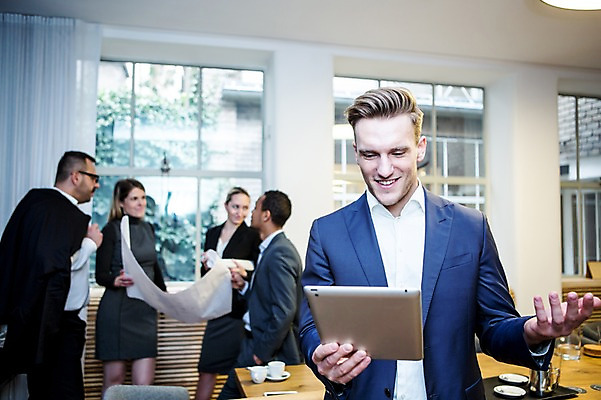 포토 JPG 서양인 응시 여자 남자 40대 흑인 비즈니스 회의 실내 대화 서기 미소 사람 정장 손짓 여러명 상반신 20대 성인 앞모습 옆모습 30대 비즈니스라이프 태블릿 마주보기 기쁨 설계도 업무 비즈니스맨 비즈니스우먼 창가 회의실 리더 오피스룩 성인만 팀장 국내포토 외국인 라이프스타일 시선 옷 감정 뷰포인트 중년 다수 창문 모션 건설업 표정 말하기 청년 내부 장년 전자제품 스마트기기 작업 직장인 파일형식