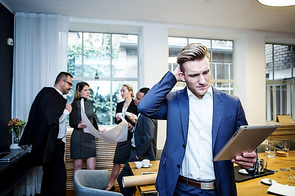 포토 JPG 서양인 응시 여자 남자 40대 흑인 비즈니스 회의 실내 대화 서기 사람 정장 여러명 상반신 20대 성인 앞모습 옆모습 30대 비즈니스라이프 태블릿 설계도 업무 비즈니스맨 비즈니스우먼 찡그림 창가 물컵 책상 회의실 리더 오피스룩 곤란 사무용의자 성인만 팀장 국내포토 외국인 라이프스타일 시선 옷 뷰포인트 중년 가구 다수 의자 창문 모션 건설업 표정 말하기 청년 내부 컵 장년 전자제품 스마트기기 작업 직장인 파일형식