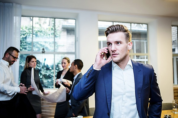 포토 JPG 서양인 여자 남자 40대 흑인 비즈니스 회의 실내 대화 서기 사람 정장 여러명 상반신 20대 성인 앞모습 옆모습 30대 비즈니스라이프 스마트폰 설계도 업무 비즈니스맨 비즈니스우먼 창가 회의실 통화 오피스룩 성인만 국내포토 외국인 라이프스타일 옷 뷰포인트 중년 다수 창문 모션 건설업 말하기 청년 내부 장년 핸드폰 스마트기기 작업 직장인 파일형식