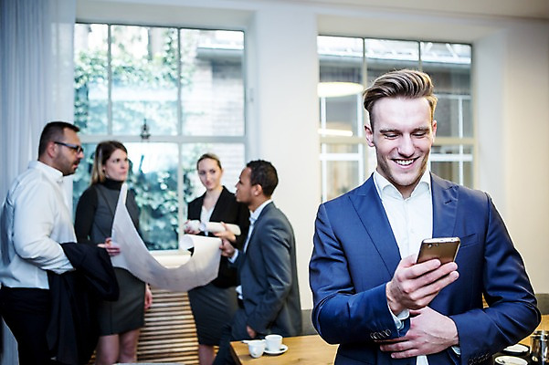 포토 JPG 서양인 응시 여자 남자 40대 흑인 비즈니스 회의 실내 대화 서기 웃음 들기 사람 정장 여러명 상반신 20대 성인 앞모습 옆모습 30대 비즈니스라이프 스마트폰 설계도 업무 비즈니스맨 비즈니스우먼 창가 책상 회의실 리더 오피스룩 성인만 팀장 국내포토 외국인 라이프스타일 시선 옷 뷰포인트 중년 가구 다수 창문 모션 건설업 표정 말하기 청년 내부 장년 핸드폰 스마트기기 작업 직장인 파일형식