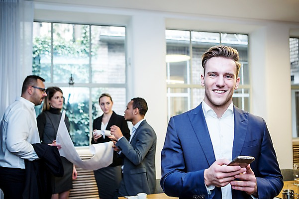 포토 JPG 서양인 응시 여자 남자 40대 흑인 비즈니스 회의 실내 대화 서기 미소 들기 사람 정장 여러명 상반신 20대 성인 앞모습 옆모습 30대 비즈니스라이프 스마트폰 설계도 업무 비즈니스맨 비즈니스우먼 창가 회의실 리더 오피스룩 성인만 팀장 국내포토 외국인 라이프스타일 시선 옷 뷰포인트 중년 다수 창문 모션 건설업 표정 말하기 청년 내부 장년 핸드폰 스마트기기 작업 직장인 파일형식