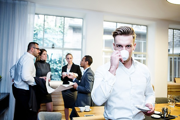 포토 JPG 서양인 응시 여자 남자 40대 흑인 비즈니스 회의 실내 대화 서기 사람 정장 여러명 상반신 20대 성인 앞모습 옆모습 30대 비즈니스라이프 마시기 업무 비즈니스맨 비즈니스우먼 커피잔 창가 책상 회의실 오피스룩 성인만 국내포토 외국인 라이프스타일 시선 옷 커피 뷰포인트 중년 가구 다수 창문 모션 잔 말하기 청년 내부 장년 작업 직장인 파일형식