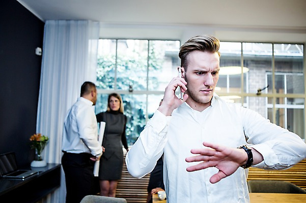 포토 JPG 서양인 응시 여자 남자 40대 비즈니스 회의 실내 서기 사람 정장 상반신 20대 성인 앞모습 옆모습 세명 30대 비즈니스라이프 스마트폰 업무 비즈니스맨 비즈니스우먼 창가 손목시계 회의실 통화 오피스룩 성인만 국내포토 외국인 라이프스타일 시선 옷 뷰포인트 시계 중년 장신구 창문 모션 청년 내부 장년 핸드폰 스마트기기 작업 직장인 파일형식