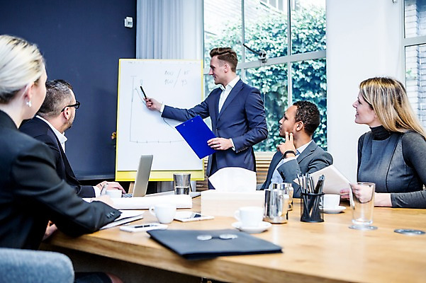 포토 JPG 서양인 응시 여자 남자 40대 흑인 비즈니스 회의 그래프 실내 설명 서기 미소 들기 사람 앉기 정장 여러명 상반신 20대 성인 옆모습 30대 비즈니스라이프 노트북 스마트폰 펜 가리킴 업무 비즈니스맨 비즈니스우먼 발표 커피잔 토론 집중 창가 물컵 회의실 리더 문서 파일 연필꽂이 화이트보드 오피스룩 진행 사무용책상 성인만 팀장 국내포토 외국인 라이프스타일 시선 옷 커피 뷰포인트 중년 다수 컨셉 창문 모션 문구용품 잔 표정 손짓 청년 내부 컵 장년 전자제품 핸드폰 스마트기기 필기구 작업 직장인 책상 파일형식