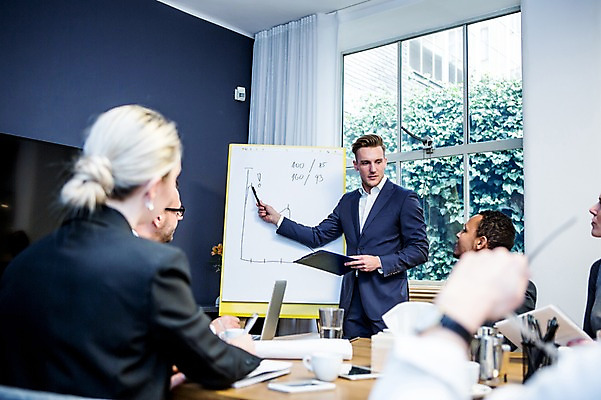 포토 JPG 서양인 응시 여자 남자 40대 50대 흑인 비즈니스 창문 회의 그래프 실내 설명 서기 사람 앉기 정장 여러명 상반신 20대 성인 앞모습 옆모습 뒷모습 30대 비즈니스라이프 가리킴 업무 비즈니스맨 비즈니스우먼 발표 토론 집중 회의실 리더 화이트보드 오피스룩 진행 사무용책상 성인만 팀장 국내포토 외국인 라이프스타일 시선 옷 뷰포인트 중년 다수 컨셉 모션 손짓 청년 내부 장년 작업 직장인 책상 파일형식