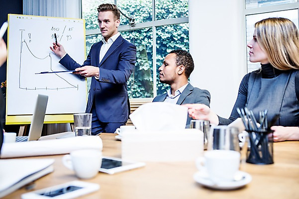 포토 JPG 서양인 응시 여자 남자 흑인 비즈니스 창문 회의 실내 설명 서기 들기 사람 앉기 정장 상반신 20대 성인 옆모습 세명 30대 비즈니스라이프 펜 가리킴 업무 비즈니스맨 비즈니스우먼 발표 토론 물컵 회의실 문서 화이트보드 오피스룩 진행 사무용책상 성인만 국내포토 외국인 라이프스타일 시선 옷 뷰포인트 모션 손짓 청년 내부 컵 장년 필기구 작업 직장인 책상 파일형식