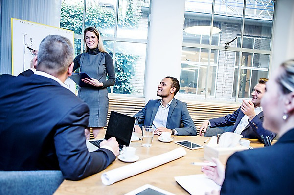 포토 JPG 서양인 응시 여자 남자 40대 흑인 비즈니스 창문 회의 실내 대화 설명 서기 미소 들기 사람 앉기 정장 여러명 상반신 20대 성인 앞모습 옆모습 뒷모습 30대 비즈니스라이프 노트북 태블릿 펜 가리킴 업무 비즈니스맨 비즈니스우먼 발표 커피잔 토론 창가 물컵 회의실 리더 문서 화이트보드 오피스룩 진행 사무용책상 성인만 팀장 국내포토 외국인 라이프스타일 시선 옷 커피 뷰포인트 중년 다수 모션 잔 표정 말하기 손짓 청년 내부 컵 장년 전자제품 스마트기기 필기구 작업 직장인 책상 파일형식