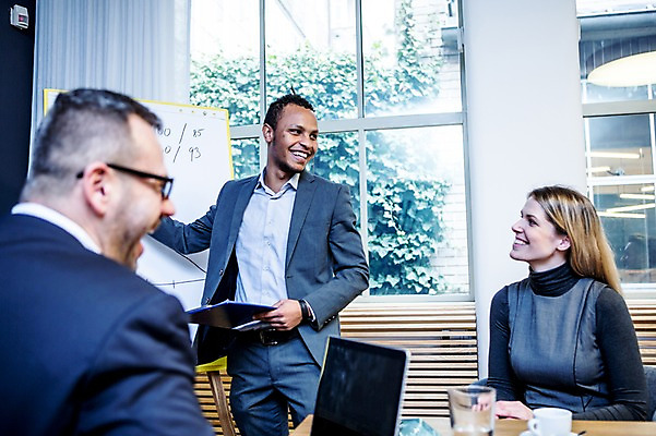 포토 JPG 서양인 응시 여자 남자 40대 흑인 비즈니스 창문 회의 실내 설명 서기 미소 사람 앉기 정장 상반신 20대 성인 앞모습 뒷모습 세명 30대 비즈니스라이프 가리킴 업무 비즈니스맨 비즈니스우먼 발표 토론 창가 회의실 즐거움 화이트보드 오피스룩 진행 성인만 안경낌 국내포토 외국인 라이프스타일 시선 옷 감정 안경 뷰포인트 중년 모션 표정 손짓 청년 내부 장년 작업 직장인 파일형식