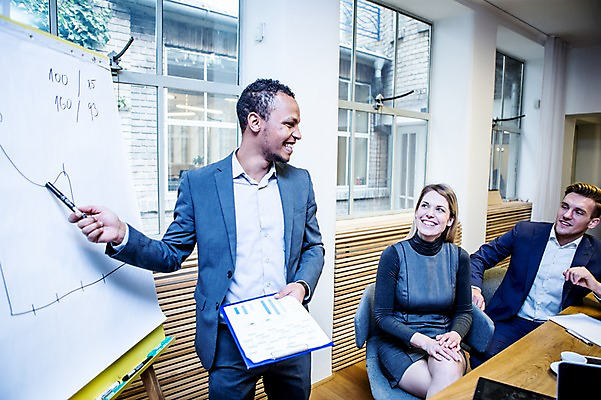 포토 JPG 서양인 응시 여자 남자 흑인 비즈니스 창문 회의 실내 설명 서기 미소 들기 사람 앉기 정장 상반신 20대 성인 앞모습 옆모습 세명 30대 비즈니스라이프 가리킴 업무 비즈니스맨 비즈니스우먼 발표 토론 창가 회의실 문서 화이트보드 오피스룩 진행 사무용책상 성인만 국내포토 외국인 라이프스타일 시선 옷 뷰포인트 모션 표정 손짓 청년 내부 장년 작업 직장인 책상 파일형식