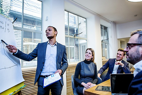 포토 JPG 서양인 응시 여자 남자 40대 흑인 비즈니스 창문 회의 그래프 실내 설명 서기 미소 들기 사람 앉기 정장 여러명 상반신 20대 성인 앞모습 옆모습 30대 비즈니스라이프 노트북 태블릿 펜 가리킴 업무 비즈니스맨 비즈니스우먼 발표 토론 창가 회의실 리더 문서 화이트보드 오피스룩 진행 사무용책상 성인만 팀장 국내포토 외국인 라이프스타일 시선 옷 뷰포인트 중년 다수 모션 표정 손짓 청년 내부 장년 전자제품 스마트기기 필기구 작업 직장인 책상 파일형식