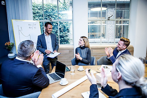 포토 JPG 서양인 응시 여자 남자 40대 흑인 비즈니스 회의 실내 설명 서기 미소 들기 사람 앉기 정장 여러명 상반신 20대 성인 앞모습 옆모습 뒷모습 30대 비즈니스라이프 노트북 태블릿 펜 설계도 업무 비즈니스맨 비즈니스우먼 발표 커피잔 토론 박수 창가 물컵 회의실 리더 문서 화이트보드 오피스룩 진행 사무용책상 성인만 팀장 국내포토 외국인 라이프스타일 시선 옷 커피 뷰포인트 중년 다수 창문 모션 잔 건설업 표정 손짓 청년 내부 컵 장년 전자제품 스마트기기 필기구 작업 직장인 책상 파일형식