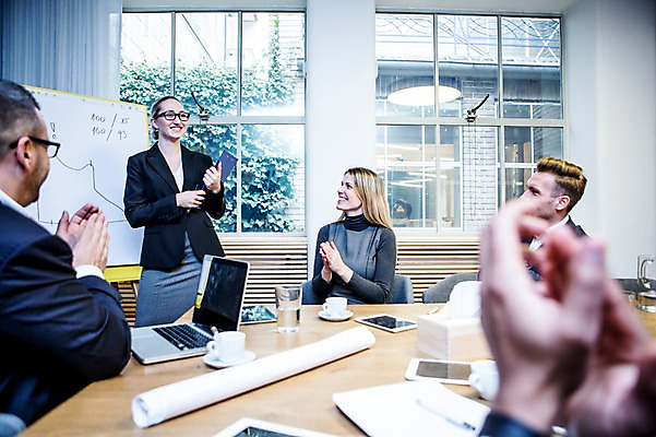 포토 JPG 서양인 응시 여자 남자 40대 비즈니스 회의 실내 서기 미소 들기 사람 앉기 정장 여러명 상반신 20대 성인 앞모습 옆모습 뒷모습 30대 비즈니스라이프 노트북 설계도 업무 비즈니스맨 비즈니스우먼 발표 커피잔 토론 박수 물컵 회의실 리더 문서 화이트보드 오피스룩 진행 사무용책상 성인만 안경낌 팀장 국내포토 외국인 라이프스타일 시선 옷 안경 커피 뷰포인트 중년 다수 모션 잔 건설업 표정 손짓 청년 내부 컵 장년 전자제품 작업 직장인 책상 파일형식