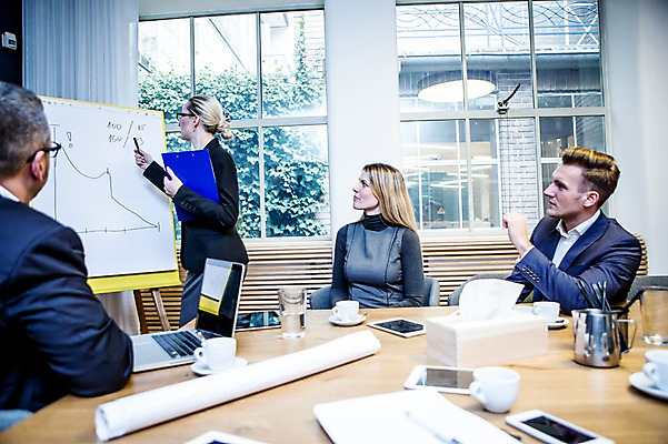 포토 JPG 서양인 여자 남자 40대 비즈니스 회의 그래프 실내 설명 서기 들기 사람 앉기 정장 여러명 상반신 20대 성인 앞모습 옆모습 뒷모습 30대 비즈니스라이프 노트북 스마트폰 태블릿 숫자 펜 설계도 업무 비즈니스맨 비즈니스우먼 발표 커피잔 토론 창가 물컵 책상 회의실 리더 문서 화이트보드 오피스룩 진행 성인만 팀장 국내포토 외국인 문자 라이프스타일 옷 커피 뷰포인트 중년 가구 다수 창문 모션 잔 건설업 청년 내부 컵 장년 전자제품 핸드폰 스마트기기 필기구 작업 직장인 파일형식