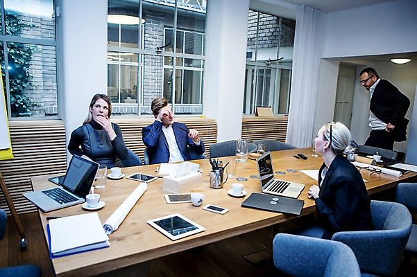 포토 JPG 서양인 여자 남자 40대 비즈니스 창문 회의 휴식 실내 서기 사람 앉기 정장 여러명 상반신 20대 성인 옆모습 30대 비즈니스라이프 노트북 태블릿 설계도 업무 비즈니스맨 비즈니스우먼 커피잔 창가 책상 회의실 문서 연필꽂이 마주앉기 오피스룩 사무용의자 성인만 국내포토 외국인 라이프스타일 옷 커피 뷰포인트 중년 가구 다수 컨셉 의자 모션 문구용품 잔 건설업 청년 내부 장년 전자제품 스마트기기 작업 직장인 파일형식