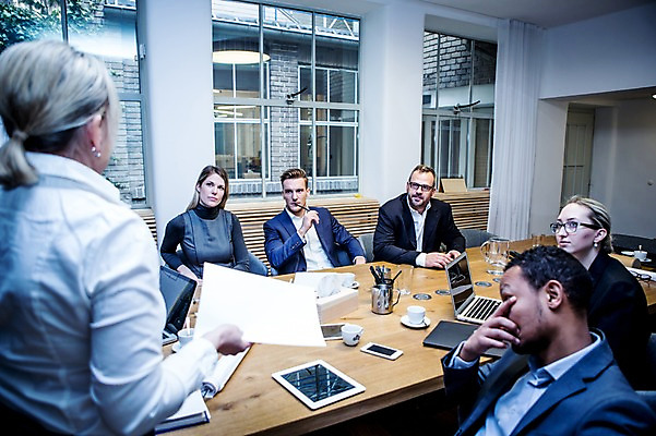 포토 JPG 서양인 응시 여자 남자 40대 50대 흑인 비즈니스 창문 회의 실내 설명 서기 들기 사람 앉기 정장 여러명 상반신 20대 성인 앞모습 옆모습 30대 비즈니스라이프 노트북 스마트폰 태블릿 업무 비즈니스맨 비즈니스우먼 커피잔 토론 집중 회의실 리더 문서 마주앉기 오피스룩 진행 사무용책상 성인만 안경낌 팀장 국내포토 외국인 라이프스타일 시선 옷 안경 커피 뷰포인트 중년 다수 컨셉 모션 잔 청년 내부 장년 전자제품 핸드폰 스마트기기 작업 직장인 책상 파일형식