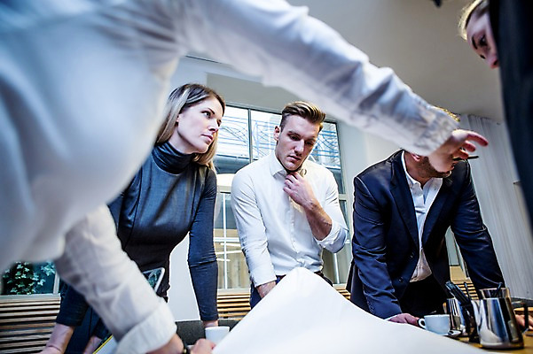 포토 JPG 서양인 응시 여자 남자 40대 50대 비즈니스 회의 실내 서기 사람 정장 여러명 상반신 20대 성인 앞모습 옆모습 30대 비즈니스라이프 손들기 업무 비즈니스맨 비즈니스우먼 토론 창가 회의실 문서 오피스룩 성인만 국내포토 외국인 라이프스타일 시선 옷 뷰포인트 중년 다수 창문 모션 청년 내부 장년 작업 직장인 파일형식