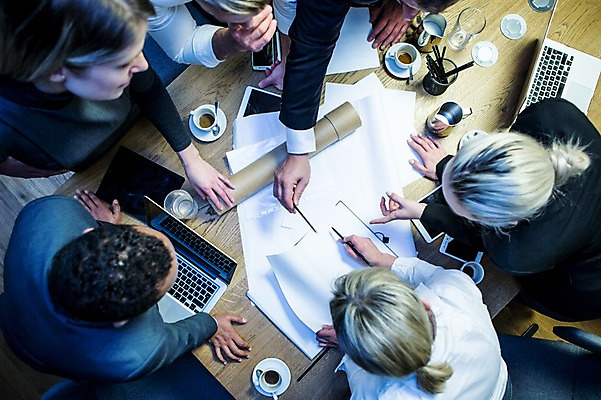 포토 JPG 서양인 여자 남자 종이 40대 50대 흑인 비즈니스 회의 실내 들기 사람 앉기 정장 여러명 상반신 20대 성인 30대 비즈니스라이프 노트북 하이앵글 펜 가리킴 업무 비즈니스맨 비즈니스우먼 커피잔 토론 물컵 책상 회의실 문서 오피스룩 성인만 국내포토 외국인 라이프스타일 옷 커피 뷰포인트 중년 가구 다수 모션 잔 손짓 청년 내부 컵 장년 전자제품 필기구 작업 직장인 파일형식