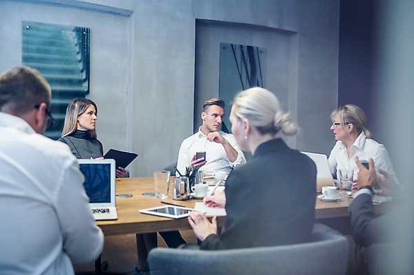 포토 JPG 서양인 응시 여자 남자 40대 50대 비즈니스 회의 실내 대화 사람 앉기 정장 여러명 상반신 20대 성인 앞모습 옆모습 뒷모습 30대 비즈니스라이프 태블릿 펜 마주보기 기록 업무 비즈니스맨 비즈니스우먼 토론 물컵 책상 회의실 마주앉기 오피스룩 성인만 국내포토 외국인 라이프스타일 시선 옷 뷰포인트 중년 가구 다수 모션 말하기 청년 내부 컵 장년 전자제품 스마트기기 필기구 작업 직장인 파일형식