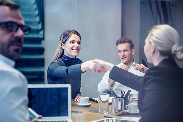 포토 JPG 서양인 응시 여자 남자 40대 비즈니스 회의 악수 실내 미소 사람 정장 여러명 상반신 20대 성인 앞모습 옆모습 뒷모습 30대 비즈니스라이프 노트북 펜 마주보기 업무 비즈니스맨 비즈니스우먼 뒤돌아보기 커피잔 물컵 회의실 연필꽂이 마주앉기 오피스룩 사무용책상 성인만 안경낌 국내포토 외국인 라이프스타일 시선 옷 안경 커피 뷰포인트 중년 다수 모션 문구용품 잔 표정 앉기 손짓 청년 내부 컵 장년 전자제품 필기구 작업 직장인 책상 파일형식