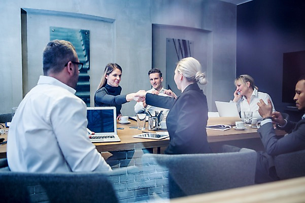 포토 JPG 서양인 응시 여자 남자 40대 50대 흑인 비즈니스 회의 악수 실내 미소 사람 앉기 정장 여러명 상반신 20대 성인 앞모습 옆모습 뒷모습 30대 비즈니스라이프 노트북 태블릿 마주보기 업무 비즈니스맨 비즈니스우먼 커피잔 회의실 연필꽂이 통화 마주앉기 오피스룩 사무용책상 성인만 국내포토 외국인 라이프스타일 시선 옷 커피 뷰포인트 중년 다수 모션 문구용품 잔 표정 손짓 청년 내부 장년 전자제품 스마트기기 작업 직장인 책상 파일형식