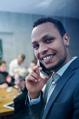 포토 JPG 서양인 응시 여자 남자 50대 흑인 비즈니스 회의 실내 서기 미소 사람 앉기 정장 여러명 상반신 20대 성인 옆모습 뒷모습 30대 비즈니스라이프 스마트폰 업무 비즈니스맨 회의실 통화 오피스룩 성인만 국내포토 외국인 라이프스타일 시선 옷 뷰포인트 중년 다수 모션 표정 청년 내부 장년 핸드폰 스마트기기 작업 직장인 파일형식