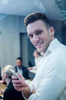 포토 JPG 서양인 응시 여자 남자 50대 흑인 비즈니스 회의 실내 서기 미소 들기 사람 정장 여러명 상반신 20대 성인 옆모습 30대 비즈니스라이프 스마트폰 기댐 업무 비즈니스맨 회의실 오피스룩 성인만 국내포토 외국인 라이프스타일 시선 옷 뷰포인트 중년 다수 모션 표정 청년 내부 장년 핸드폰 스마트기기 작업 직장인 파일형식