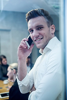 포토 JPG 서양인 응시 여자 남자 흑인 비즈니스 회의 실내 서기 미소 들기 사람 앉기 정장 여러명 상반신 20대 성인 옆모습 30대 비즈니스라이프 스마트폰 팔짱 기댐 업무 비즈니스맨 창가 회의실 통화 오피스룩 성인만 국내포토 외국인 라이프스타일 시선 옷 뷰포인트 다수 창문 모션 표정 청년 내부 장년 핸드폰 스마트기기 작업 직장인 파일형식