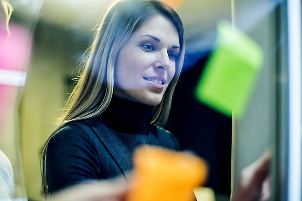 포토 JPG 서양인 응시 여자 비즈니스 창문 회의 실내 한명 서기 사람 정장 근접촬영 상반신 성인 옆모습 30대 비즈니스라이프 업무 비즈니스우먼 회의실 포스트잇 오피스룩 성인여자한명만 국내포토 외국인 1 라이프스타일 시선 옷 뷰포인트 모션 내부 장년 메모지 작업 직장인 여자한명만 성인여자만 파일형식