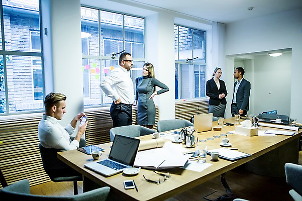 포토 JPG 서양인 응시 여자 남자 안경 40대 허리손 흑인 의자 비즈니스 회의 실내 대화 서기 사람 앉기 정장 여러명 상반신 20대 성인 앞모습 옆모습 30대 비즈니스라이프 노트북 스마트폰 태블릿 업무 비즈니스맨 비즈니스우먼 커피잔 토론 창가 물컵 책상 회의실 문서 오피스룩 성인만 안경낌 국내포토 외국인 라이프스타일 시선 잡화 옷 커피 뷰포인트 중년 포즈 가구 다수 창문 모션 잔 말하기 청년 내부 컵 장년 전자제품 핸드폰 스마트기기 작업 직장인 파일형식