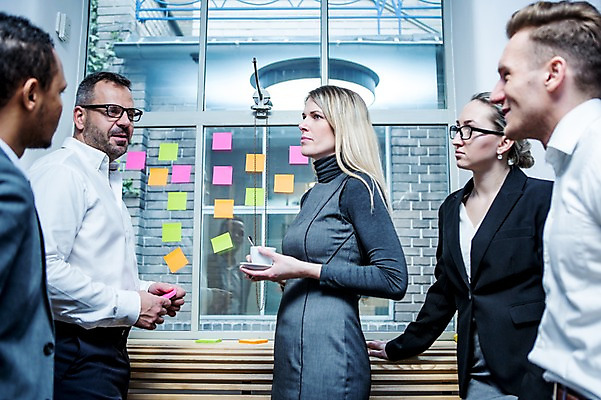 포토 JPG 서양인 응시 여자 남자 40대 흑인 비즈니스 창문 회의 실내 서기 미소 들기 사람 정장 여러명 상반신 20대 성인 옆모습 30대 비즈니스라이프 마주보기 업무 비즈니스맨 비즈니스우먼 커피잔 토론 창가 회의실 포스트잇 오피스룩 성인만 안경낌 국내포토 외국인 라이프스타일 시선 옷 안경 커피 뷰포인트 중년 다수 모션 잔 표정 청년 내부 장년 메모지 작업 직장인 파일형식