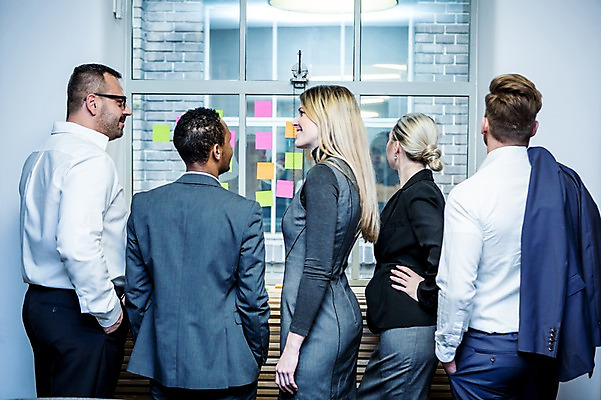 포토 JPG 서양인 응시 여자 남자 40대 허리손 흑인 비즈니스 창문 회의 실내 대화 서기 미소 사람 정장 여러명 상반신 20대 성인 옆모습 뒷모습 30대 비즈니스라이프 업무 비즈니스맨 비즈니스우먼 토론 회의실 포스트잇 오피스룩 성인만 국내포토 외국인 라이프스타일 시선 옷 뷰포인트 중년 포즈 다수 모션 표정 말하기 청년 내부 장년 메모지 작업 직장인 파일형식