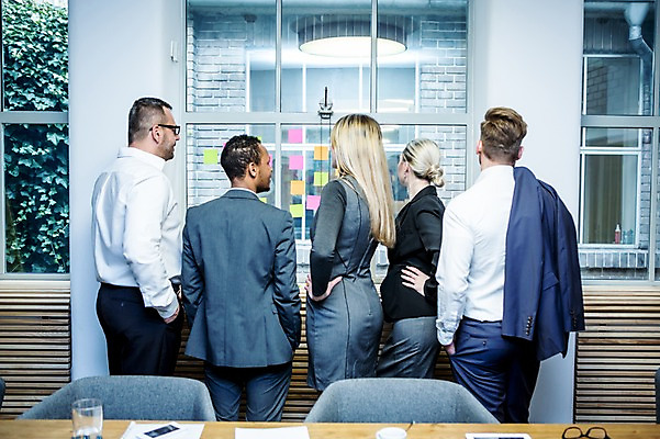 포토 JPG 서양인 응시 여자 남자 40대 허리손 흑인 비즈니스 창문 회의 실내 서기 사람 정장 여러명 상반신 20대 성인 옆모습 뒷모습 30대 비즈니스라이프 메모지 업무 비즈니스맨 비즈니스우먼 토론 창가 회의실 포스트잇 오피스룩 성인만 국내포토 외국인 라이프스타일 시선 옷 뷰포인트 중년 포즈 다수 모션 청년 내부 장년 사무용품 작업 직장인 파일형식