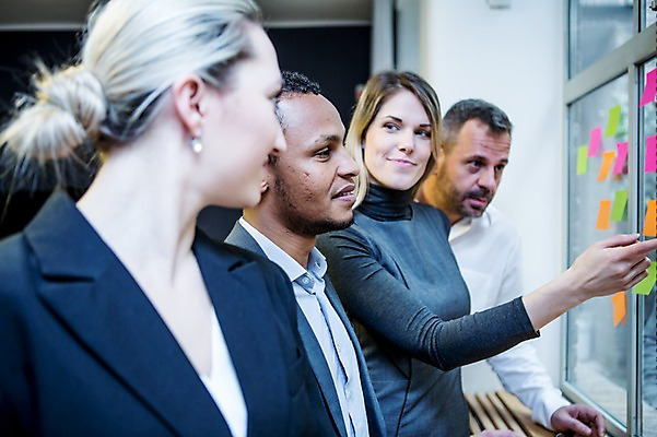 포토 JPG 서양인 응시 여자 남자 40대 흑인 비즈니스 창문 회의 실내 서기 미소 사람 정장 여러명 상반신 20대 성인 옆모습 30대 비즈니스라이프 가리킴 업무 비즈니스맨 비즈니스우먼 토론 회의실 포스트잇 오피스룩 성인만 국내포토 외국인 라이프스타일 시선 옷 뷰포인트 중년 다수 모션 표정 손짓 청년 내부 장년 메모지 작업 직장인 파일형식