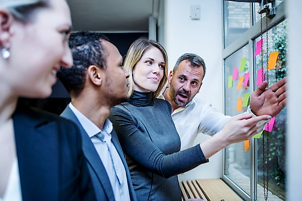 포토 JPG 서양인 응시 여자 남자 40대 흑인 비즈니스 회의 실내 서기 미소 사람 정장 손짓 여러명 상반신 20대 성인 옆모습 30대 비즈니스라이프 가리킴 업무 비즈니스맨 비즈니스우먼 토론 창가 회의실 포스트잇 오피스룩 성인만 국내포토 외국인 라이프스타일 시선 옷 뷰포인트 중년 다수 창문 모션 표정 청년 내부 장년 메모지 작업 직장인 파일형식