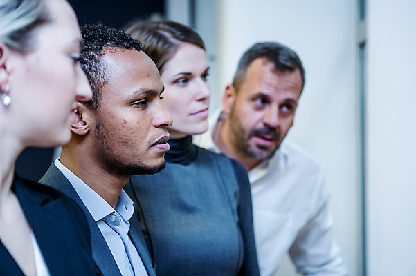 포토 JPG 서양인 응시 여자 남자 40대 흑인 비즈니스 회의 실내 서기 사람 정장 여러명 상반신 20대 성인 옆모습 30대 비즈니스라이프 업무 비즈니스맨 비즈니스우먼 토론 회의실 일렬 오피스룩 성인만 국내포토 외국인 라이프스타일 시선 옷 뷰포인트 중년 다수 모션 청년 내부 장년 작업 직장인 파일형식