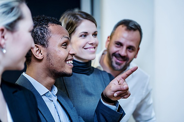 포토 JPG 서양인 응시 여자 남자 40대 흑인 비즈니스 손가락 회의 실내 서기 미소 사람 정장 여러명 상반신 20대 성인 옆모습 30대 비즈니스라이프 가리킴 업무 비즈니스맨 비즈니스우먼 토론 회의실 즐거움 오피스룩 성인만 국내포토 외국인 라이프스타일 손 시선 옷 감정 뷰포인트 중년 다수 모션 표정 손짓 청년 내부 장년 작업 직장인 파일형식