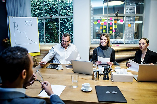 포토 JPG 서양인 응시 여자 남자 안경 40대 흑인 비즈니스 실내 대화 미소 들기 사람 정장 여러명 상반신 20대 성인 앞모습 뒷모습 30대 비즈니스라이프 노트북 스마트폰 태블릿 구직 업무 비즈니스맨 비즈니스우먼 커피잔 물컵 회의실 면접 문서 연필꽂이 화이트보드 마주앉기 오피스룩 면접관 사무용책상 성인만 안경낌 국내포토 외국인 라이프스타일 시선 잡화 옷 커피 뷰포인트 중년 다수 컨셉 모션 문구용품 잔 표정 말하기 앉기 청년 내부 컵 장년 전자제품 핸드폰 스마트기기 작업 직장인 책상 파일형식