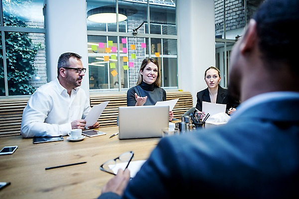 포토 JPG 서양인 여자 남자 안경 40대 흑인 비즈니스 실내 대화 미소 들기 사람 정장 손짓 여러명 상반신 20대 성인 앞모습 옆모습 뒷모습 30대 비즈니스라이프 노트북 스마트폰 펜 구직 업무 비즈니스맨 비즈니스우먼 커피잔 창가 회의실 포스트잇 면접 문서 마주앉기 오피스룩 면접관 사무용책상 성인만 안경낌 국내포토 외국인 라이프스타일 잡화 옷 커피 뷰포인트 중년 다수 컨셉 창문 모션 잔 표정 말하기 앉기 청년 내부 장년 전자제품 핸드폰 스마트기기 필기구 메모지 작업 직장인 책상 파일형식