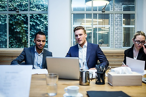 포토 JPG 서양인 응시 여자 남자 흑인 비즈니스 회의 실내 대화 미소 들기 사람 앉기 정장 상반신 20대 성인 앞모습 세명 30대 비즈니스라이프 노트북 펜 업무 비즈니스맨 비즈니스우먼 창가 회의실 면접 문서 오피스룩 면접관 사무용책상 성인만 안경낌 국내포토 외국인 라이프스타일 시선 옷 안경 뷰포인트 창문 모션 표정 말하기 청년 내부 장년 전자제품 필기구 작업 직장인 책상 파일형식