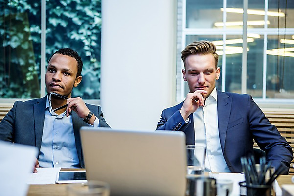 포토 JPG 서양인 응시 남자 흑인 생각 비즈니스 회의 실내 사람 앉기 정장 상반신 20대 성인 두명 앞모습 30대 비즈니스라이프 노트북 태블릿 듣기 업무 비즈니스맨 토론 창가 회의실 고민 면접 오피스룩 면접관 성인남자만 국내포토 외국인 라이프스타일 시선 옷 감정 뷰포인트 창문 모션 청년 내부 장년 전자제품 스마트기기 작업 직장인 남자만 성인만 파일형식