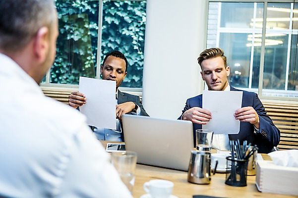 포토 JPG 서양인 응시 남자 40대 흑인 비즈니스 창문 회의 실내 들기 사람 정장 상반신 20대 성인 앞모습 뒷모습 세명 30대 비즈니스라이프 노트북 구직 업무 비즈니스맨 비즈니스우먼 회의실 면접 문서 마주앉기 오피스룩 면접관 사무용책상 성인만 국내포토 외국인 라이프스타일 시선 옷 여자 뷰포인트 중년 컨셉 모션 앉기 청년 내부 장년 전자제품 작업 직장인 책상 파일형식