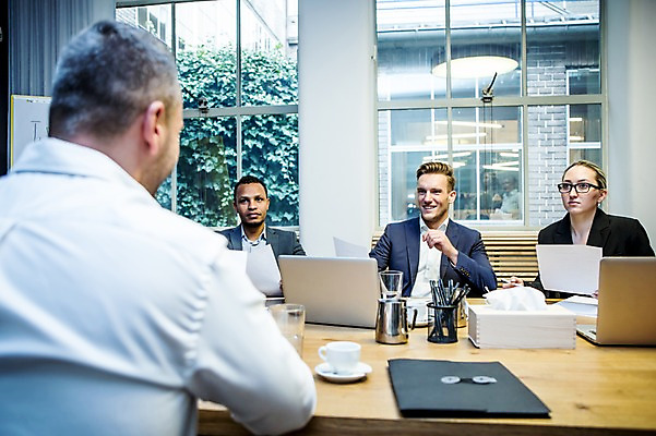 포토 JPG 서양인 응시 여자 남자 40대 흑인 비즈니스 창문 회의 실내 미소 들기 사람 앉기 정장 여러명 상반신 20대 성인 앞모습 뒷모습 30대 비즈니스라이프 노트북 듣기 구직 업무 비즈니스맨 비즈니스우먼 커피잔 물컵 회의실 면접 문서 연필꽂이 마주앉기 오피스룩 면접관 사무용책상 성인만 안경낌 국내포토 외국인 라이프스타일 시선 옷 안경 커피 뷰포인트 중년 다수 컨셉 모션 문구용품 잔 표정 청년 내부 컵 장년 전자제품 작업 직장인 책상 파일형식