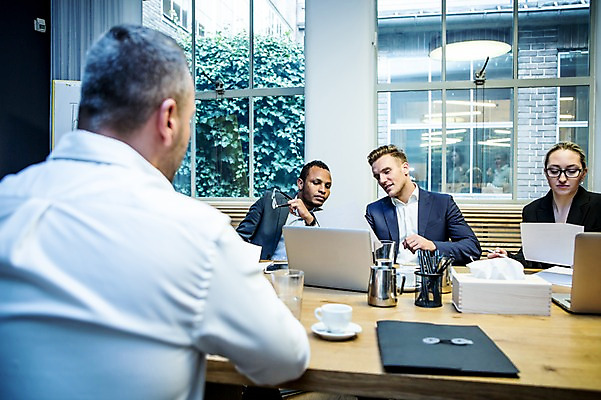 포토 JPG 서양인 응시 여자 남자 40대 흑인 비즈니스 창문 회의 실내 미소 사람 앉기 정장 여러명 상반신 20대 성인 앞모습 뒷모습 30대 비즈니스라이프 노트북 구직 업무 비즈니스맨 비즈니스우먼 커피잔 물컵 회의실 면접 문서 마주앉기 오피스룩 면접관 사무용책상 성인만 안경낌 국내포토 외국인 라이프스타일 시선 옷 안경 커피 뷰포인트 중년 다수 컨셉 모션 잔 표정 청년 내부 컵 장년 전자제품 작업 직장인 책상 파일형식