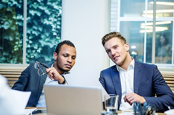 포토 JPG 서양인 응시 남자 흑인 비즈니스 창문 회의 실내 미소 사람 앉기 정장 상반신 20대 성인 두명 앞모습 30대 비즈니스라이프 노트북 듣기 잡기 업무 비즈니스맨 토론 회의실 오피스룩 안경다리 성인남자만 국내포토 외국인 라이프스타일 시선 옷 안경 뷰포인트 모션 표정 청년 내부 장년 전자제품 작업 직장인 남자만 성인만 파일형식